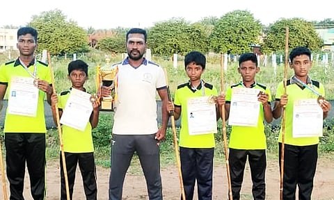 சிலம்ப போட்டியில் சாதனை படைத்த மாணவர்களை படத்தில் காணலாம்.