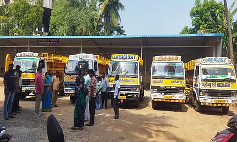 பண்ருட்டி கெடிலம்  ஆற்றுப்பகுதியில்  கழிவுகளை கொட்டிய  5 வாகனங்களை நகராட்சி ஆணையாளர் பானுமதி தலைமையில் அதிகாரிகள்  பறிமுதல் செய்தனர்.