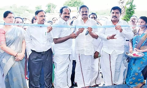 அலைத்தடுப்பு சுவர் மற்றும் மீன் வலை பின்னும் கூடத்தை அமைச்சர் மெய்யநாதன் திறந்து வைத்தார்.