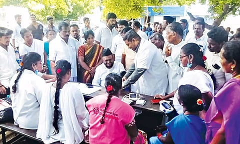 மருத்துவமுகாமை ஜவாஹிருல்லா எம்.எல்.ஏ. தொடங்கினார்.