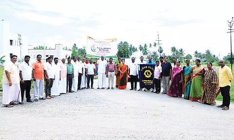 காரிமங்கலம் பேரூராட்சியில் தூய்மைப் பணிகளை பேரூராட்சி தலைவர் பி.சி.ஆர்.மனோகரன் தொடங்கி வைத்த காட்சி.
