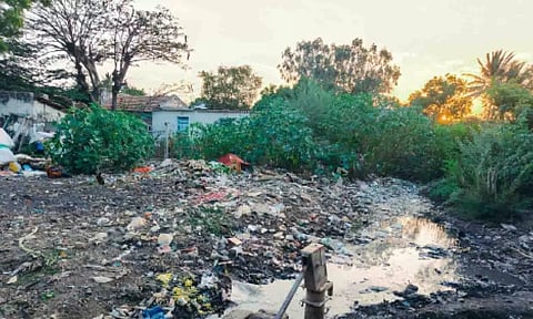 தேங்கி நிற்கும் கழிவு நீரை படத்தில் காணலாம். 
