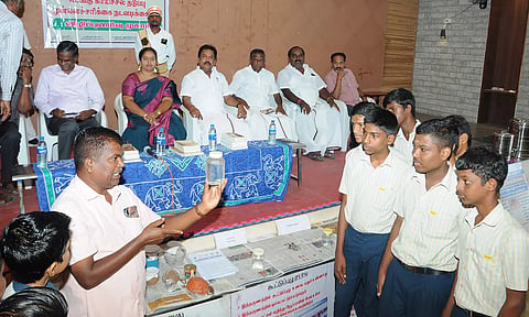 முகாமில் மாணவர்களுக்கு டெங்கு விழிப்புணர்வு ஏற்படுத்தப்பட்டது.
