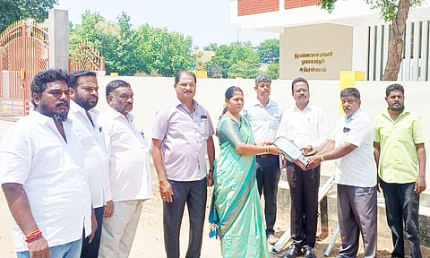 புதிய எல்.இ.டி. விளக்குகள் பொருத்தும் பணியை நகர மன்ற தலைவர் நிர்மலா வேல்மாறன் தொடங்கி வைத்த காட்சி.