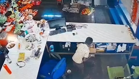 டிபார்ட்மெண்ட் ஸ்டோரில் கைவரிசை காட்டிய சிறுவன்