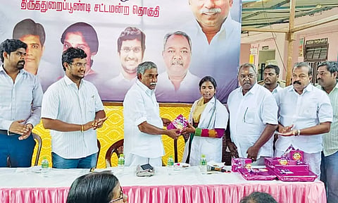 கூடுதல் மருத்துவ உபகரணங்களை பூண்டி கலைவாணன் எம்.எல்.ஏ. வழங்கினார்.