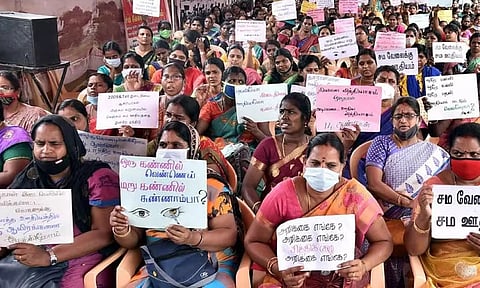 சொந்த ஊருக்கு அனுப்ப கைதான ஆசிரியர்களை நள்ளிரவில் பரனூர் சுங்கச்சாவடிக்கு அழைத்து வந்த போலீசார்