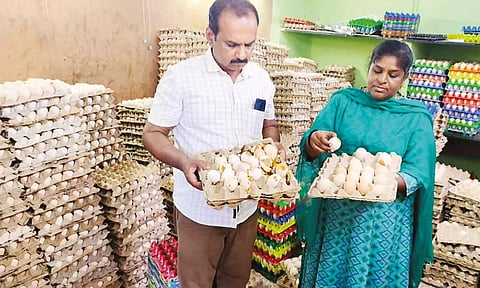 கெட்டுப்போன முட்டைகளை உணவு பாதுகாப்புத்துறை நியமன அதிகாரி விஜயலலிதாம்பிகை ஆய்வு செய்தபோது எடுத்தப்படம்.
