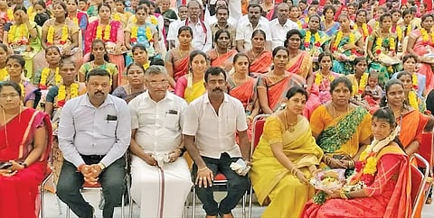 கர்ப்பிணி பெண்களுக்கு சமுதாய வளைகாப்பு விழா நடைபெற்ற போது எடுத்த படம்.&nbsp;