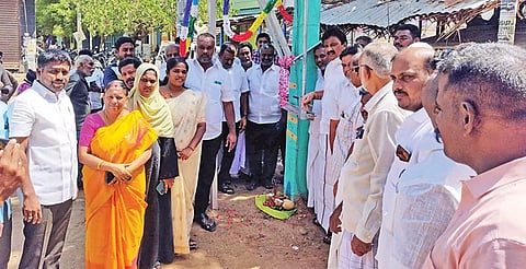 புதிய மின்மாற்றியை அப்துல் வகாப் எம்.எல்.ஏ. தொடங்கி வைத்த காட்சி.&nbsp;