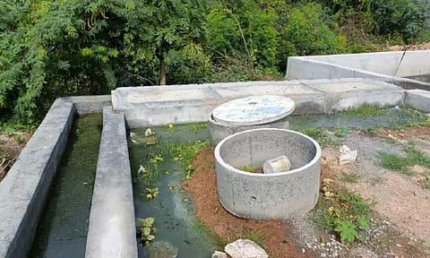 தேங்கி நிற்கும் கழிவுநீரை படத்தில் காணலாம்&nbsp;