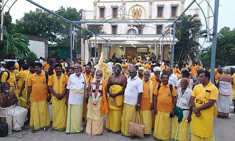 புதுவையில் இருந்து திருப்பதிக்கு பாதயாத்திரைக்கு புறப்பட்ட பக்தர்களை படத்தில் காணலாம்