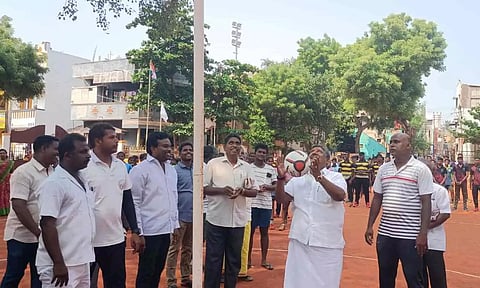 மாநில அளவிலான சாம்பியன்ஷிப் நெட்பால் போட்டியை அரசு கொறடா ஏ.கே.டி. ஆறுமுகம் தொடங்கி வைத்த காட்சி.