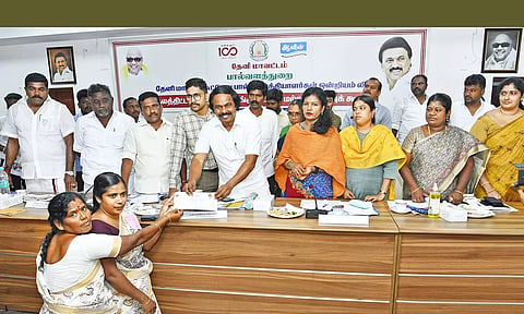 பயனாளிகளுக்கு நலத்திட்ட உதவிகளை அமைச்சர் மனோ தங்கராஜ் வழங்கினார். அருகில் மாவட்ட கலெக்டர் ஷஜீவனா மற்றும் அதிகாரிகள் உள்ளனர்.