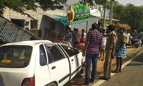 தாராபுரத்தில் கறி கடைக்குள் புகுந்த கார் மோதி வாலிபர் பலி: 3 பேர் காயம்