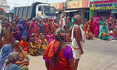சம்பளம் வழங்கக்கோரி திடீர் சாலை மறியல்