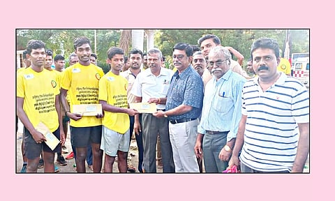 வெற்றி பெற்றவர்களுக்கு துணை போலீஸ் சூப்பிரண்டு ஸ்டாலின், போக்குவரத்து கழக பொதுமேலாளர் சிங்காரவேலு ஆகியோர் பரிசு வழங்கினர். அருகில் போக்குவரத்து கழக துணைபொதுமேலாளர்கள் நாகராஜன், நலங்கிள்ளி, தமிழ்மாறன் உள்ளனர்.