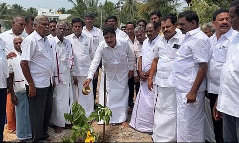 புதிய வகுப்பறைகள் கட்டும் பணியினை  பூமி பூஜை செய்து மதியழகன் எம்.எல்.ஏ. தொடங்கி வைத்த காட்சி.