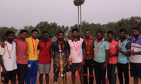வெற்றி கோப்பையுடன் ஈேராடு வி.கே.சி.சி. அணி வீரர்களை  படத்தில் காணலாம்.