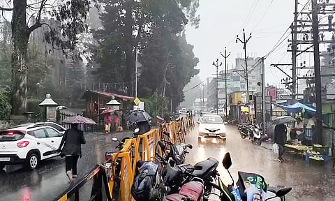 கனமழையால் முகப்பு விளக்குகளை எரியவிட்டு சென்ற வாகன ஓட்டிகள்.