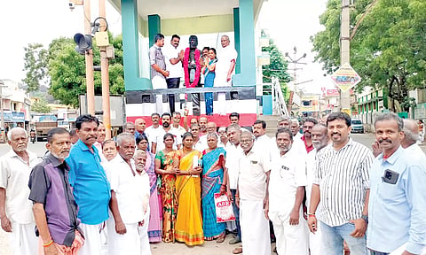 புதியதாக நியமிக்கப்பட்ட தோவாளை தெற்கு ஒன்றிய அ.தி.மு.க. செயலாளர், தலைவர்கள் சிலைக்கு மாலை