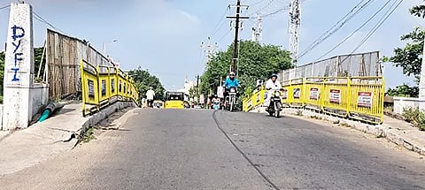 ஆபத்தான நிலையில்திருச்சி கோட்டை ரெயில்வே  மேம்பாலம்