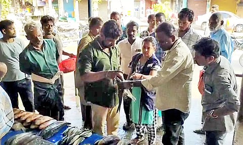 மீன்கடைகளில் உணவு பாதுகாப்புத்துறை அதிகாரிகள் ஆய்வு செய்த காட்சி.