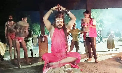 சடலத்தின் மீது அமர்ந்து பூைஜ செய்யும் காட்சி.