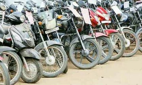 மதுவிலக்கு வழக்குகளில் பறிமுதல் செய்யப்பட்ட வாகனங்கள் ஏலம்
