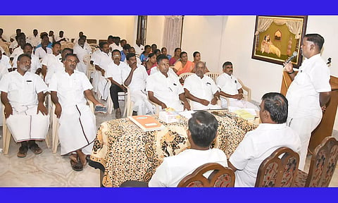 ஊராட்சி மன்ற தலைவர்கள் கூட்டமைப்பு மாவட்ட தலைவர் நாலு கோட்டை மணிகண்டன் பேசிய போது எடுத்த படம்.&nbsp;