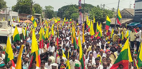 போராட்டத்தில் திரண்டு இருந்த தொண்டர்கள்.&nbsp;