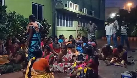 மேட்டூர் அனல் மின் நிலையத்தில் போராட்டத்தில் ஈடுபட்ட ஒப்பந்த தூய்மை பணியாளர்கள்.&nbsp;