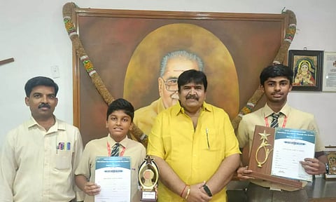 மாநில அளவிலான போட்டிக்கு தேர்வான மாணவர்களை படத்தில் காணலாம்.&nbsp;
