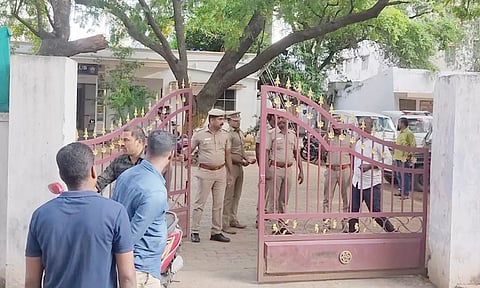 என்.ஐ.ஏ. அதிகாரிகள் சோதனை நடத்திய போலீஸ் கிளப் முன்பு உள்ளூர் போலீசார் பாதுகாப்பு பணியில் ஈடுபட்டிருந்த காட்சி.