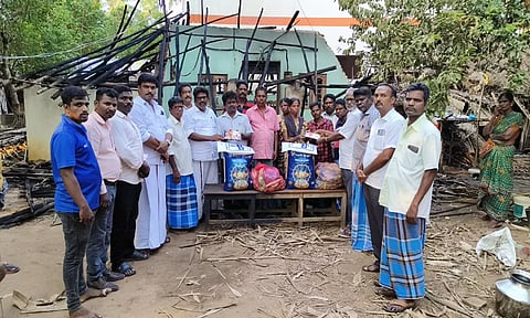&nbsp;மரக்காணம் நகரான் தெருவில் கூரை வீடு எரிந்து பாதிக்கப்பட்ட குடும்பத்தினருக்கு தி.மு.க. மாவட்ட துணை செயலாளர் ரவிக்குமார் நிவாரண உதவி வழங்கி ஆறுதல் கூறினார்.
