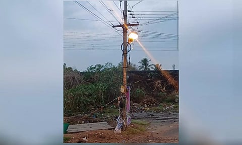 தெரு மின் விளக்குகள் சீரமைப்பு செய்யப்பட்டதை படத்தில் காணலாம்.&nbsp;