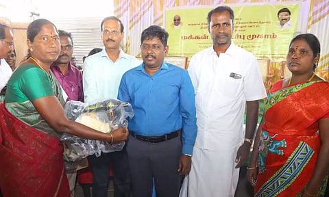 மக்கள் தொடர்பு முகாமில் கலெக்டர்&nbsp; பயனாளிகளுக்கு நலத்திட்ட உதவி&nbsp; வழங்கிய காட்சி.