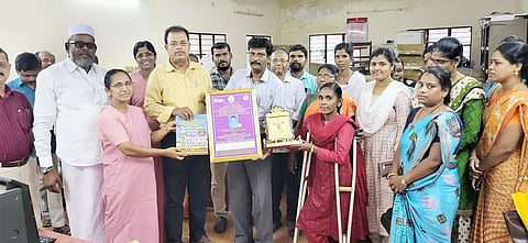 விழாவில் விருது வழங்கப்பட்ட காட்சி.