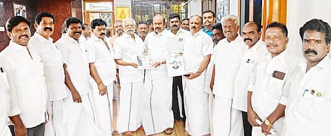 பூத் கமிட்டி ஆலோசனை கூட்டத்தில் கலந்து கொண்ட ராஜன் செல்லப்பா எம்.எல்.ஏ. மற்றும் நிர்வாகிகள்.
