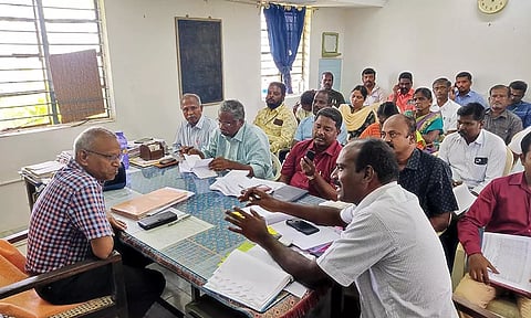 தியாகராஜநகரில் மின்நுகர்வோர் குறைதீர்க்கும் நாள் கூட்டம் நடைபெற்ற போது எடுத்தபடம்.