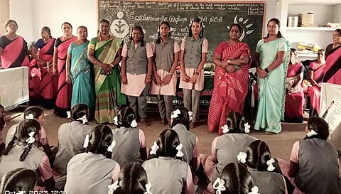 வாழப்பாடி அரசு பெண்கள் பள்ளியில் நடைபெற்ற அடுப்பில்லா சமையல் போட்டியில் வெற்றி பெற்ற மாணவிகளுக்கு பாராட்டு தெரிவித்த விழாக்குழுவினர்.