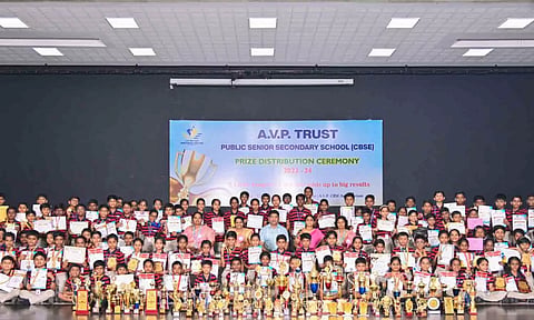 வெற்றி பெற்ற மாணவர்களுக்கு பரிசளிப்பு விழா நடைபெற்ற காட்சி.&nbsp;