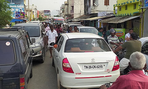 பவானியில் கடும் போக்குவரத்து நெரிசல்