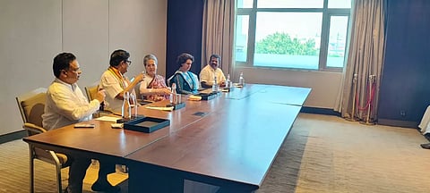2024 தேர்தல்: தி.மு.க. உடன் தொகுதி பங்கீடு -  சோனியா ஆலோசனை