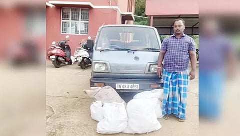 சோதனையில் பிடிபட்ட வாகனம், போதை பொருட்கள் மற்றும் கைது  செயய்யப்பட்ட கார்த்திக்.