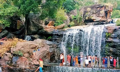 பஞ்சலிங்க அருவியில் நீர்வரத்து அதிகரித்துள்ளதை படத்தில் காணலாம்.&nbsp;