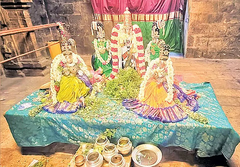 உற்சவர் சுவாமி நிகரில் முகில்வண்ணன் சிறப்பு அலங்காரத்தில் பக்தர்களுக்கு காட்சி அளித்தார்.