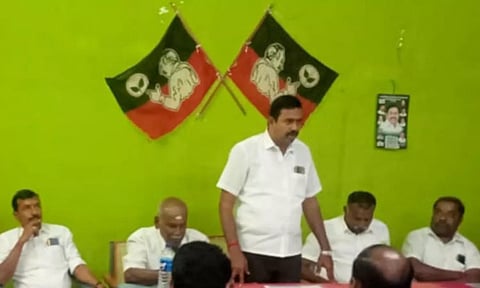 அ.தி.மு.க. நிர்வாகிகள் ஆலோசனை கூட்டம் நடைபெற்ற காட்சி.&nbsp;