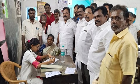 சித்த மருத்துவ முகாமில் பொதுமக்களுக்கு பரிசோதனை செய்யப்பட்டது.