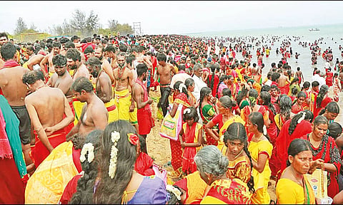 முத்தாரம்மன் கோவிலில் தசரா திருவிழா: பக்தர்கள் குவிந்தனர்